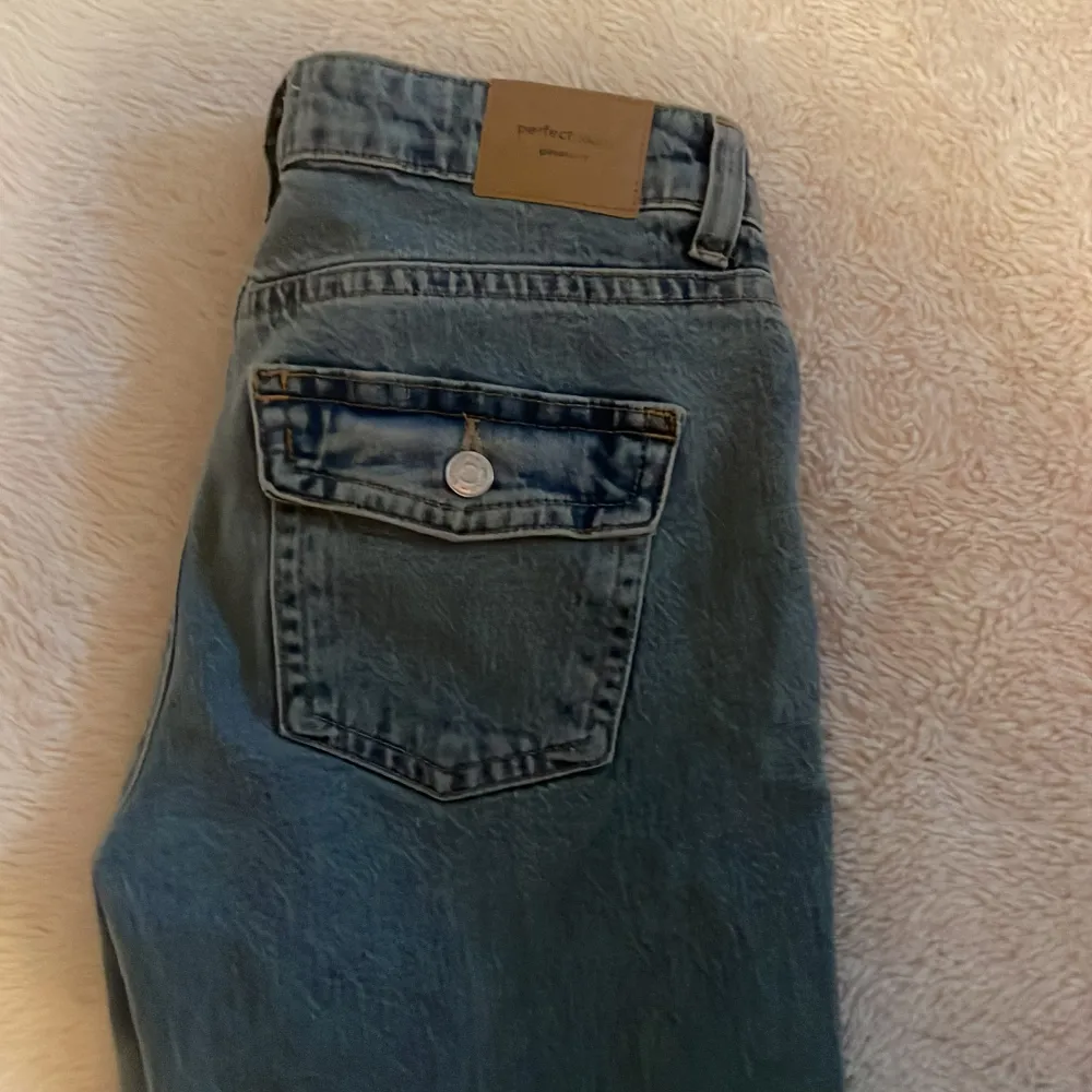 Sjukt snygga y2k jeans från gina, knappt använda då de tyvärr är lite långa för mig som är 162. Inga defekter!💘. Jeans & Byxor.