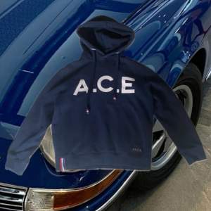 Mörkblå Who’s A.C.E hoodie Storlek S men den passar XS Säljer för den e alldeles för liten för mig Skick 8/10