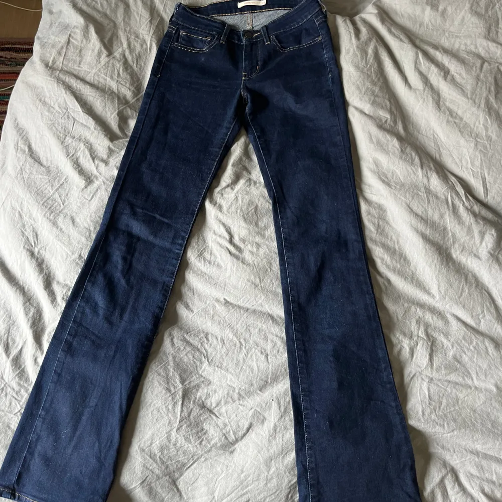 Mörkblå lowwaist bootcut jeans från Levis. Jeansen är i nyskick och knappt använda. Skriv för mått och fler bilder💕. Jeans & Byxor.