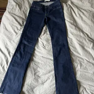 Mörkblå lowwaist bootcut jeans från Levis. Jeansen är i nyskick och knappt använda. Skriv för mått och fler bilder💕