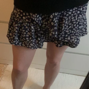 Volang kjol - Volangkjol i mörkblå färg med mönster från shein.  Köptes för 4/5 år sedan, använd fåtal gånger sen legat i garderoben