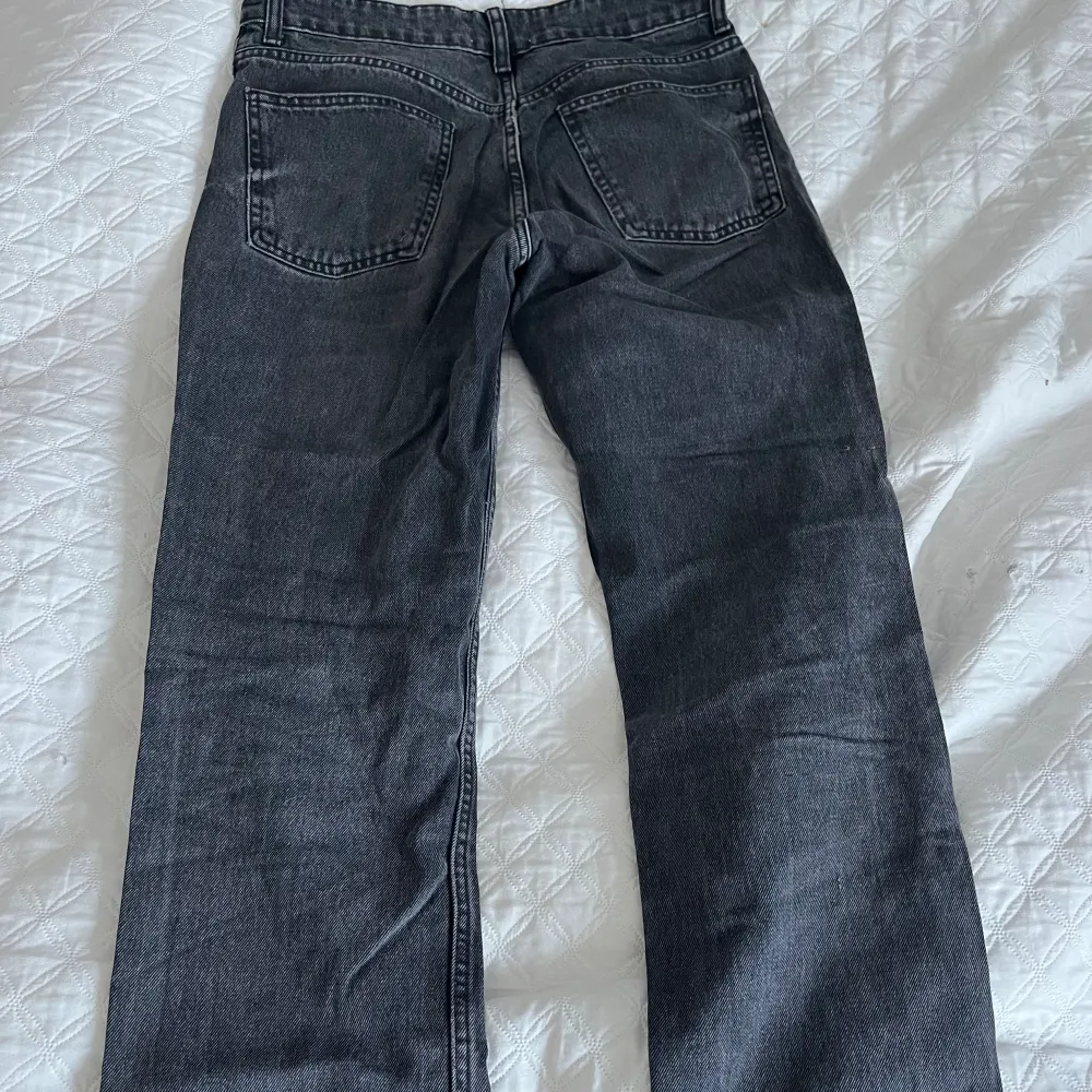 Säljer mina jeans ifrån zara då det blivit försmå. Hör av dig om du har någon fråga.. Jeans & Byxor.