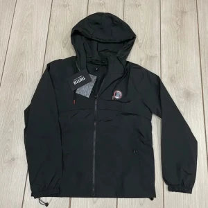 Trapstar windbreaker - Trapstar jacka använt i ett par månader. Jackan är helt clean. Köpt från Saks och kvittot finns. Size M För mer info skicka ett dm. Mvh