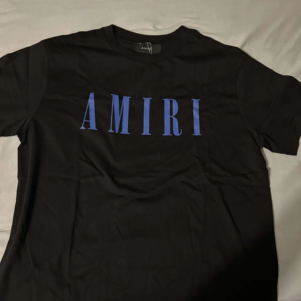 Helt ny amiri T-shirt i storlek S. Skriv för mer info . T-shirts.