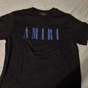Helt ny amiri T-shirt i storlek S. Skriv för mer info 