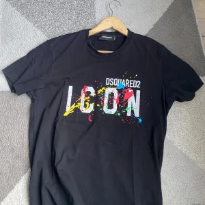 Icon Dsquared2  - T-shirt icon av Dsquared2, bra skick, har även Qr kod, pris kan diskuteras 