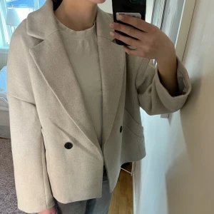 Beige vårjacka - storlek S🌟 Den är lite oversize i modellen.  Använd 1 gång, nypris 999kr💓