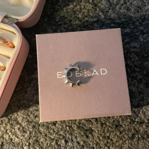 Edblad örhänge 1x - Säljer ett Edblad örhänge då jag tyvärr har tappat bort det andra😢 Passar perfekt för dig som har fler en två hål och vill variera🙏🏻🙏🏻 köpta för 399kr💖