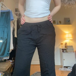 Svarta linnebyxor  - Ett par svarta linnebyxor från lager 157, knappt använda, i storlek M❤️är öppen för byten också❤️