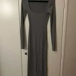 En grå glittrig klänning från skims, knappt använd 