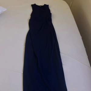 En mörkblå lång klänning
