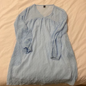 En blå sommae klänning  - En blå sommar klänning från SHEIN i storlek S