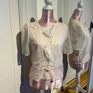 Blus - Blus med detaljer🤍