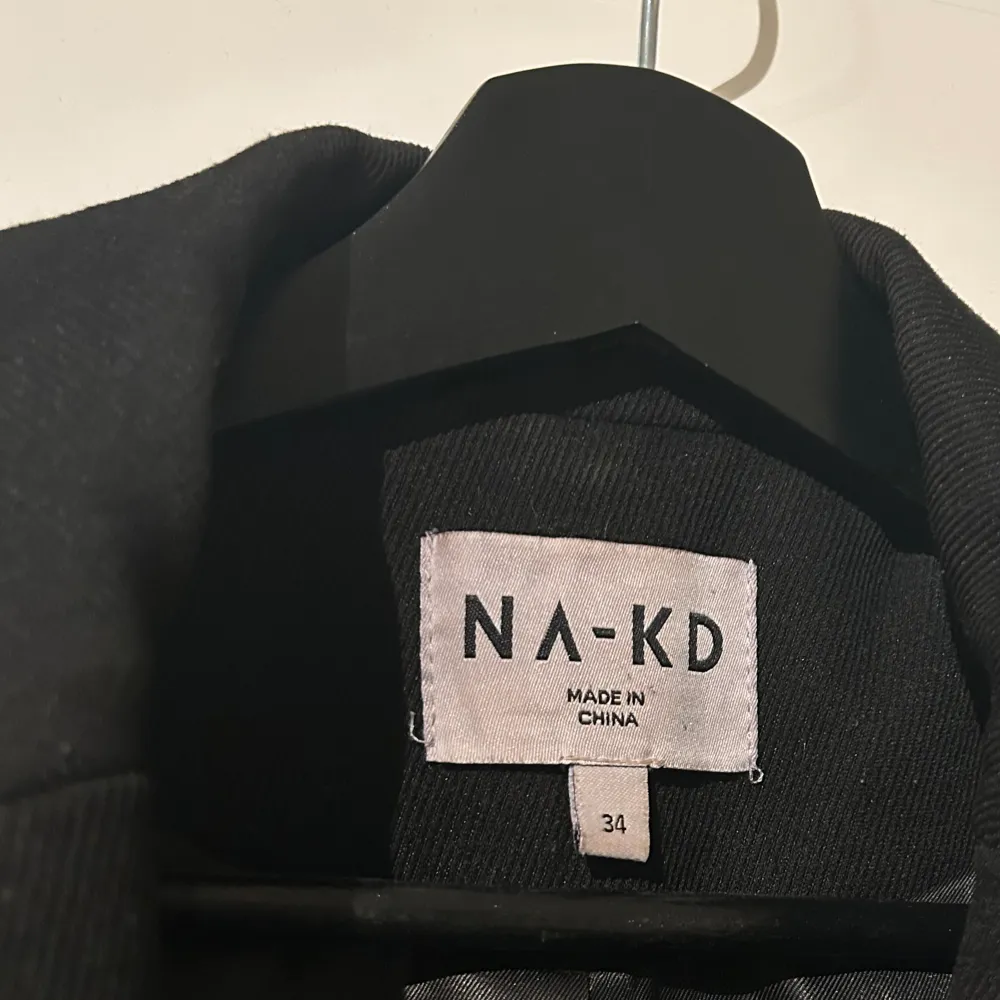 Säljer min svarta oversized kavaj från NAKD, storlek 34. Pris: 300kr💞. Kostymer.
