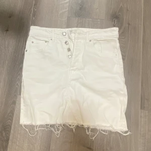 Vit Jeanskjol - Säljer denna fina jeanskjol från Gina tricot!