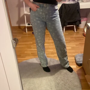 Jeans - Nästan helt oanvända jeans från bik bok med blommor på🌸 köpte de för 300kr