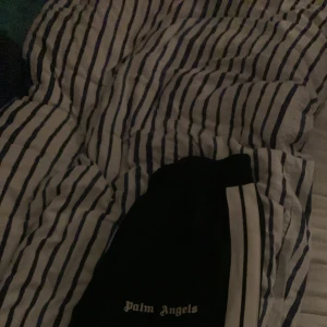 Palm angels byxor - Säljer dessa sjukt feta Palm angels byxor som är perfekt nu till våren, hjälper min vän att sälja de eftersom han inte andvänder de, andvända 2 gånger bara är i perfekt skick. De är i storlek m, tveka inte er att fråga något 