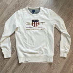 Gant hoodie - Vit Gant hoodie i stl S. Aldrig använd, endast provad.