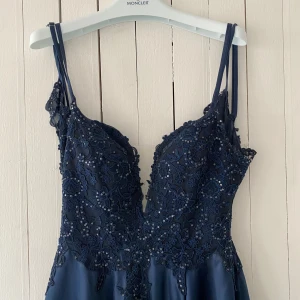 Balklänning  - Säljer denna exklusiva och fina balklänning! Endast använt en gång så är i toppen skick. Köpt från JJ house och har lagt mycket pengar på denna klänning (lagt till flera detaljer) och därför säljs den för 2000 kr. Den passar för någon som är 162-170❣️