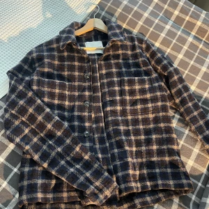 Samsoe Samsoe overshirt - En väldigt fin overshirt av märket Samsoe Samsoe. Storlek S. Finns inga spår av användning 