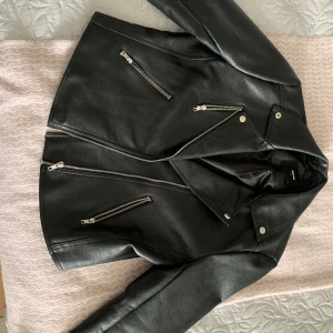 Skinnjacka - Skinnjacka i nyskick från bikbok, strl L men passar mer som en S/M. Pris går att diskutera vid snabb och smidig affär