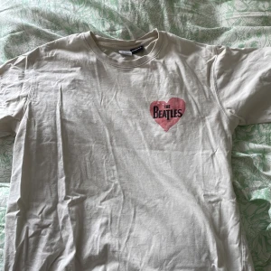 Vit t shirt Zara M The beatles - Vit t shirt från Zara. Storlek M med The beatles tryck. Perfekt skick