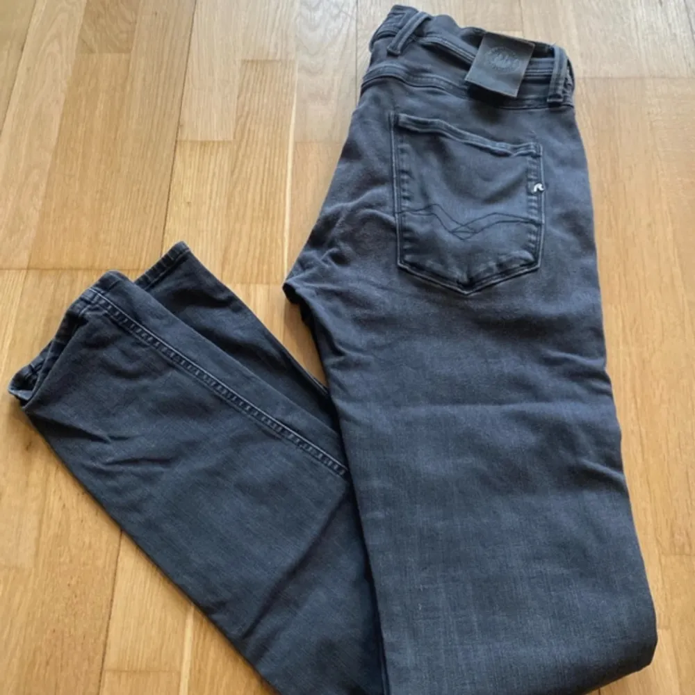 Replay anbass jeans i mycket bra skick! inga defekter. Nypris: 1799 Storlek: W30 och L32 vid snabb affär kan priset diskuteras🍾🍾. Jeans & Byxor.