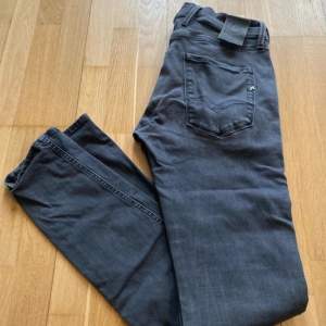 Replay anbass jeans i mycket bra skick! inga defekter. Nypris: 1799 Storlek: W30 och L32 vid snabb affär kan priset diskuteras🍾🍾