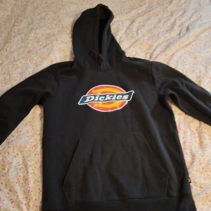 Dickies hoodie - En snygg hoodie i bra skick. Ny pris 700kr
