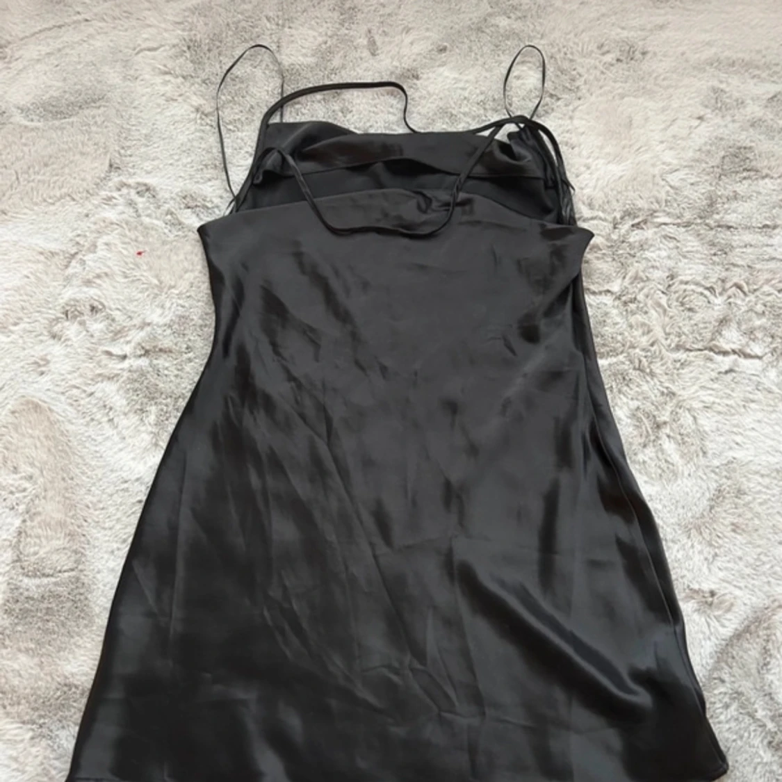 Svart satin klänning - 90