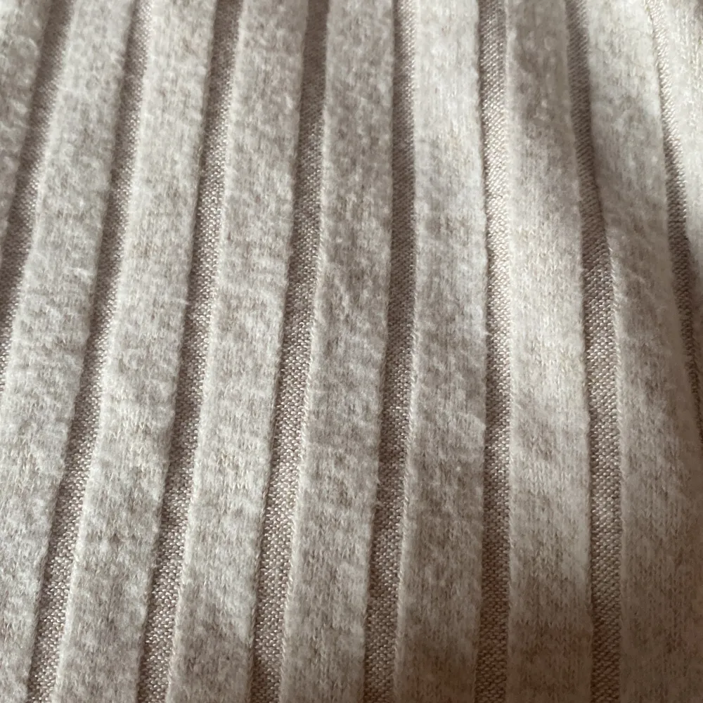Fin volang tröja som inte används. Ljus beige, strlk 8-10 år men väldigt stretchig. Från Lindex! 💓Nypris 249kr. Skjortor.
