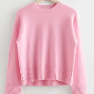 Säljer denna rosa stickade other stories tröja i storlek xs, rätt bra skick och den säljs inte längre i denna färg