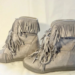 As snygga fransskor - Säljer mina franskor som ej är använda💞 as snygga nu till våren!! Jag köpte dom på Plick men dom var för stora så säljer dom här. Stl 37 Skriv till mig om frågor osv, bilden är från förra säljaren men kan skicka nya!