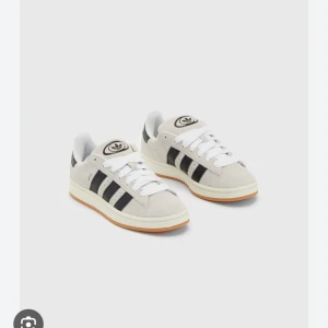 adidas campus 00s - Säljer mina Adidas Campus 00s i färgen crystal white, core black som aldrig använts! Skickar i ny låda och förpackning:) Nypris 1699kr