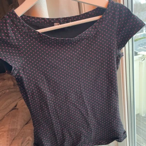 Prickig topp - Suupersöt svart topp med prickar! Sitter snyggt och bekvämt💗 bra skick. Meddela vid funderingar 