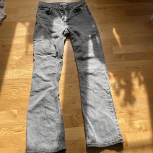 Gråa flare jeans - Gråa midwaste jeans från Gina tricot, stl 36 (är mer som 34) fint skick, säljer då de är för små