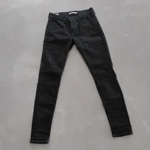 Svarta jeans skinny - Strl 30 Fint skick. Levis super skinny 