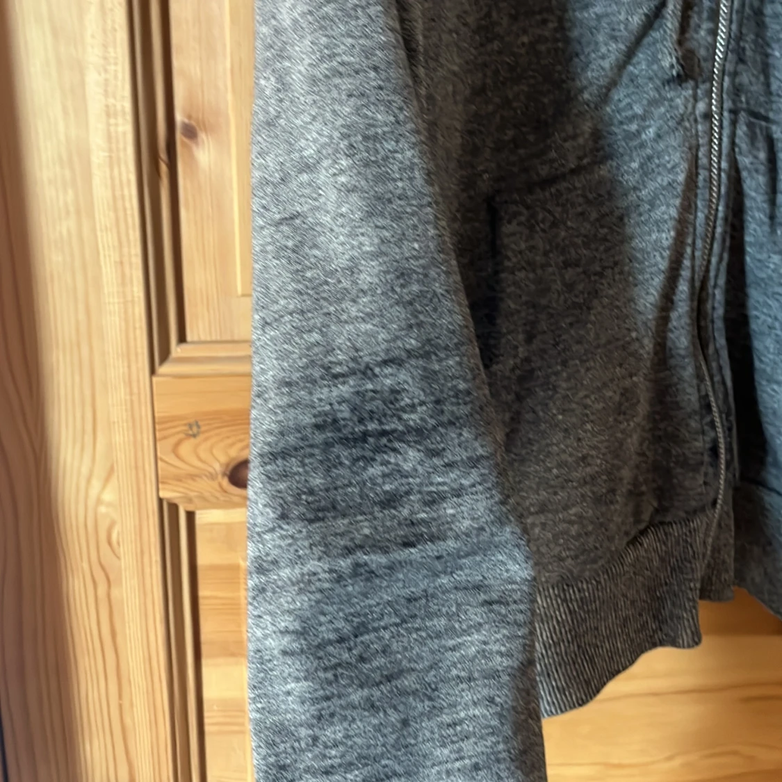 Grå ziphoodie  - 90