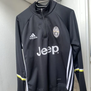 Juventus long sleeve - Storlek M, men jag som är XS använder den. Finns inte att köpa längre, först till kvarn 😍vid snabbaffär kan priset diskuteras. Köparen står för frakten. 