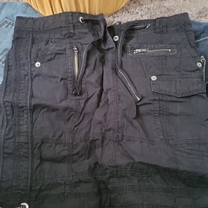 Emo Kjol  - Jag köpte den i en Second hand den är inte min stil lägre
