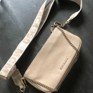 Steve Madden väska  - Beige Steve Madden väska med bred axelband och kedja. Lite nött vid ena kanten.