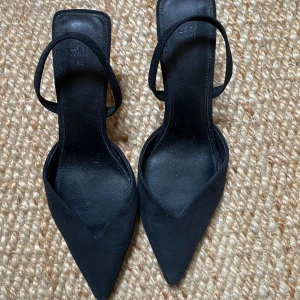 Svarta klackskor - Svarta klackskor från H&M, med låg klack ca 5 cm. Använda med i bra skick. Säljes då de inte kommer till användning längre.. Hör gärna av dig vid frågor☺️
