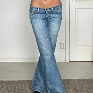 Snygga lågmidjade jeans som tyvärr inte passade mig💗 Kom privat för mått💗