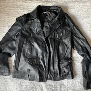 Skinnjacka  - Från Gina Tricot, använd en gång. Fint skick. 