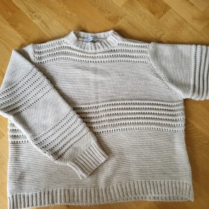 Gosig stickad tröja - Perfekt stickad tröja att ha till kjol och klänning i vår/sommar. Storlek S/M. Märke Cosy House. Köpt i Hotell Skansens lilla butik i Båstad för 700 kr.