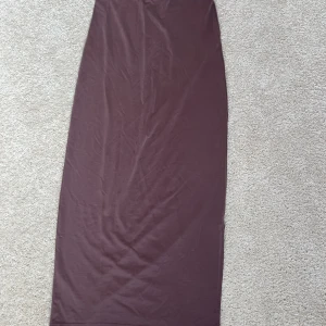 Lång kjol - Nude lång kjol Använd fåtal gånger. Den har en slits på ena sidan. 💗 Xs