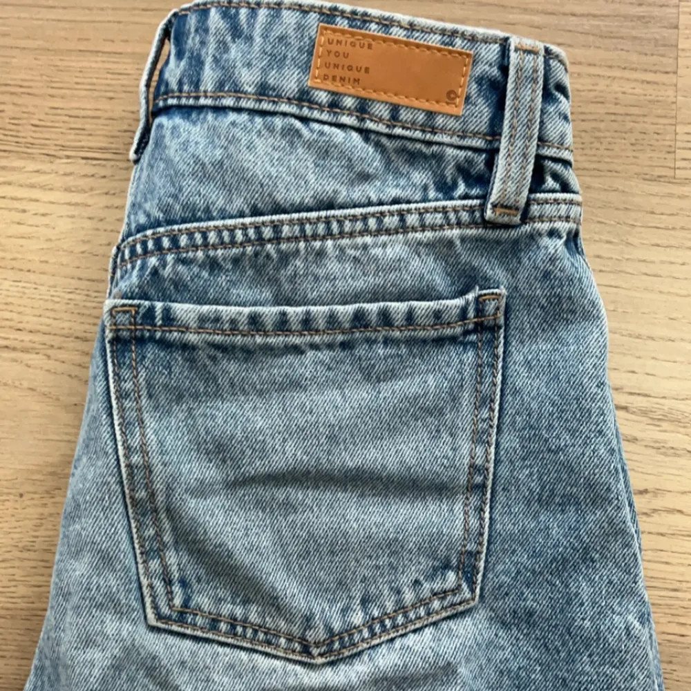 Säljer mina jeansshorts ifrån Cubus i storlek xs. Köpte förra sommaren så vet inte om de säljs längre, kommer inte ihåg nypris. Shortsen har som detalj slitningar längs nere. Säljs för 100kr. Hör av er för fler bilder💗💗. Shorts.