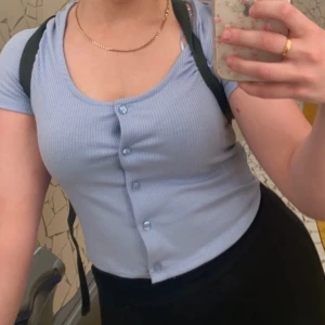 Blå ribbad topp - Från primark. Köpt för ca 100kr. Använd ett fåtal gånger.