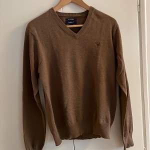 Brun Gant sweatshirt med V-neck (stl S)  Bra skick!   