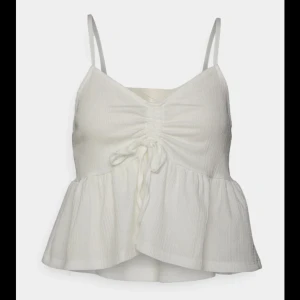 Linne - Aldrig använd, prislappen är fortfrande kvar! Säljer då den är för liten för mig! Inte Stretchigt och vid större byst så trycker den lite. Man annars är den super fin och super inför våren och sommaren!!